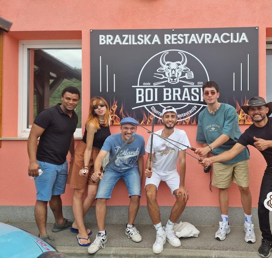Pred restavracijo